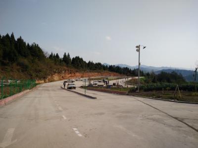 學員在練習場的遮陽篷下休息